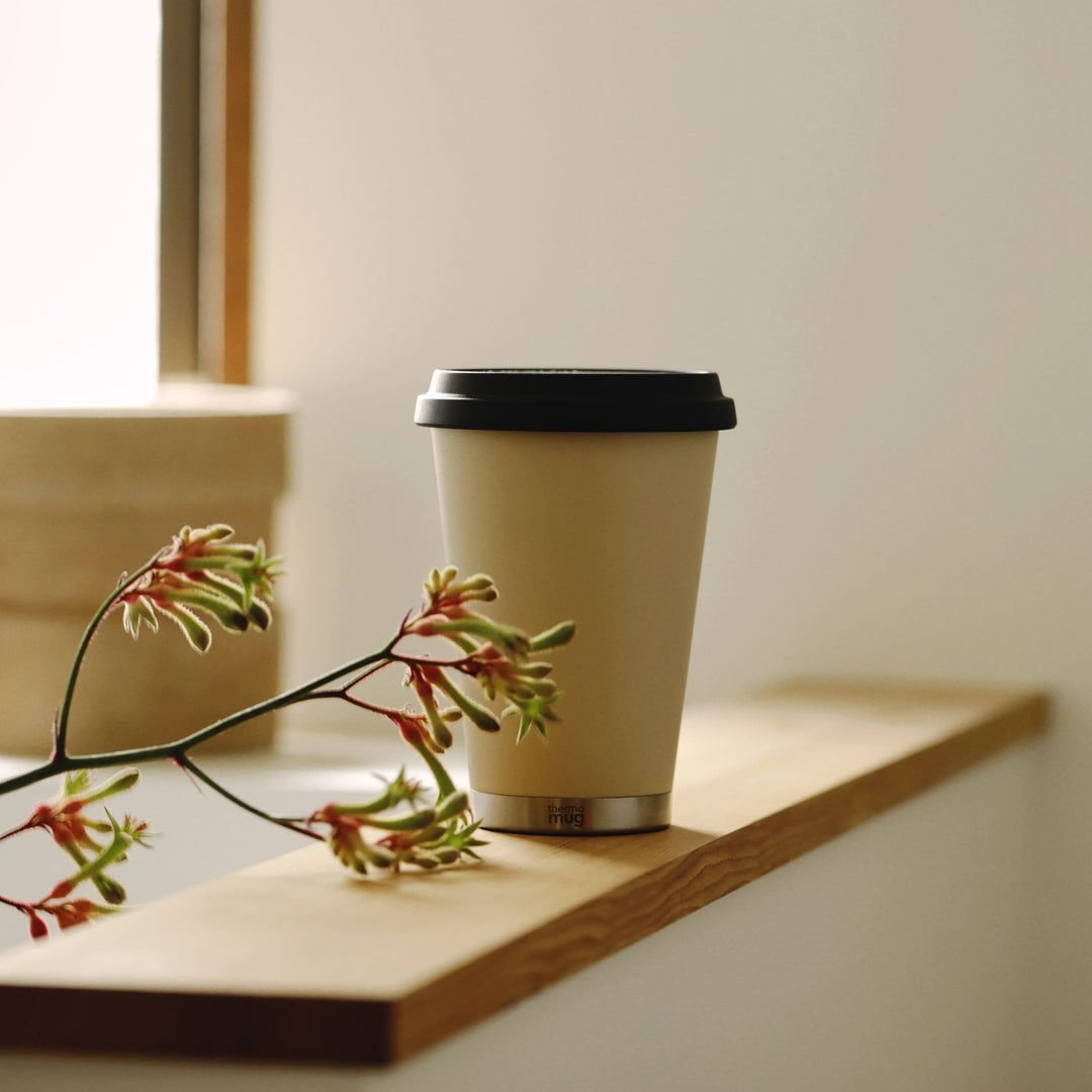 女性の手でも持ちやすい、保温・保冷できるモバイルタンブラーミニ